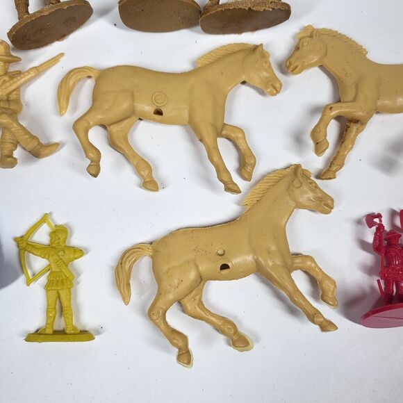 Lot of Plastic Toy Soldiers Knights Horses Cowboys Vintage Weapons & Warriors - Picture 6 of 7